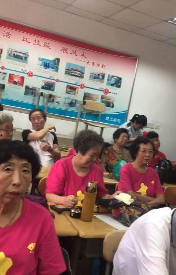 教师朗诵成人诗歌视频,教师演绎成人诗歌的深情演绎-第3张图片-日韩亚洲国产影院